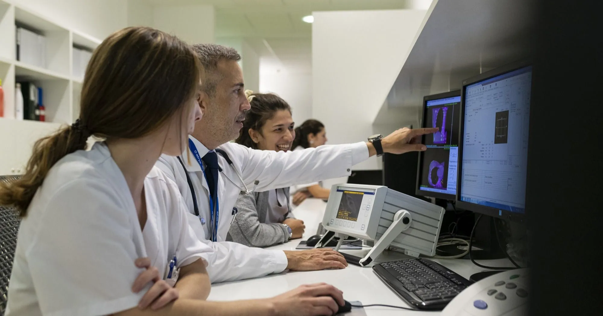 Radiólogos consultando imágenes en PACS integrado con RIS